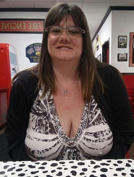 20P Mature ladies braless cleavage pokies 116