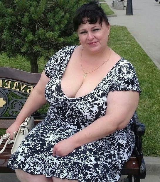 20P Mature ladies braless cleavage pokies 116