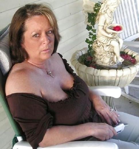 20P Mature ladies braless cleavage pokies 116