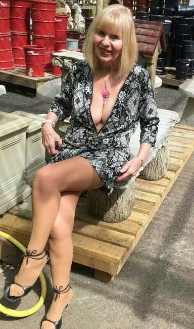 20P Mature ladies braless cleavage pokies 116