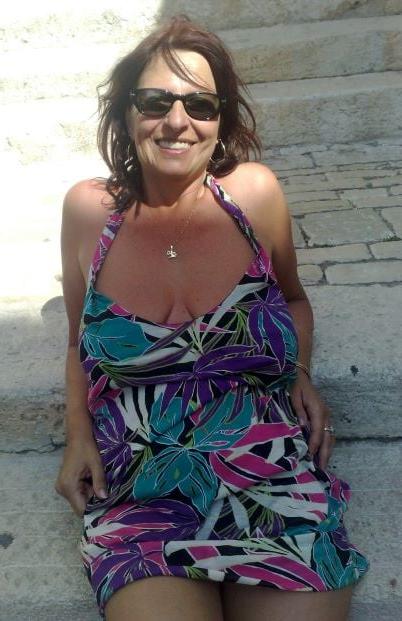 20P Mature ladies braless cleavage pokies 116