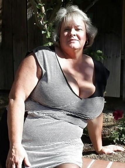 20P Mature ladies braless cleavage pokies 116
