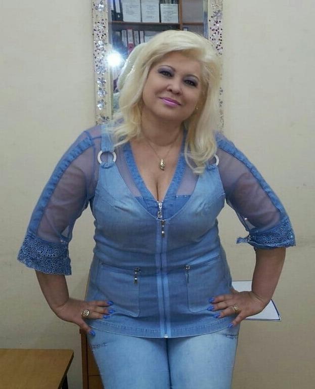 20P Mature ladies braless cleavage pokies 116