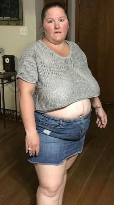 19P Mature ladies braless cleavage pokies 117