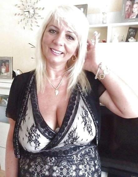 19P Mature ladies braless cleavage pokies 117