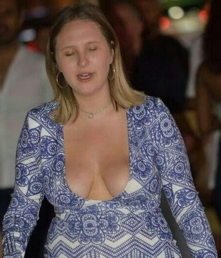 19P Mature ladies braless cleavage pokies 117