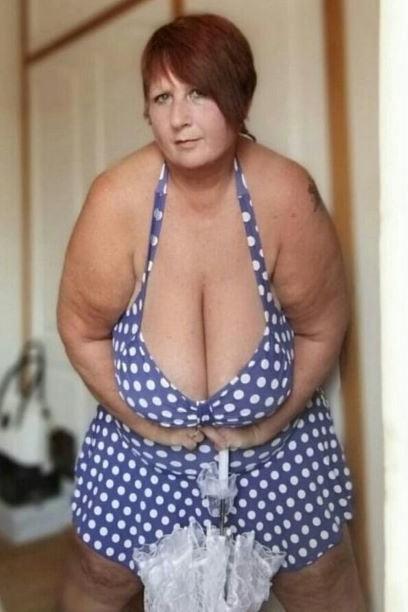 19P Mature ladies braless cleavage pokies 117