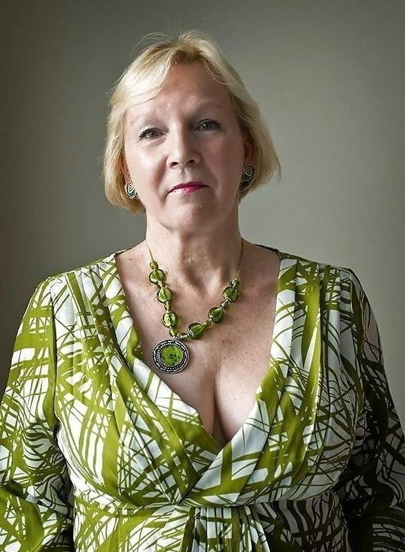 19P Mature ladies braless cleavage pokies 117