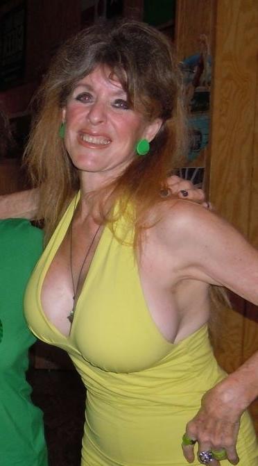 19P Mature ladies braless cleavage pokies 117
