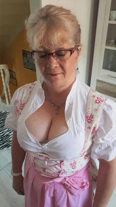 19P Mature ladies braless cleavage pokies 117