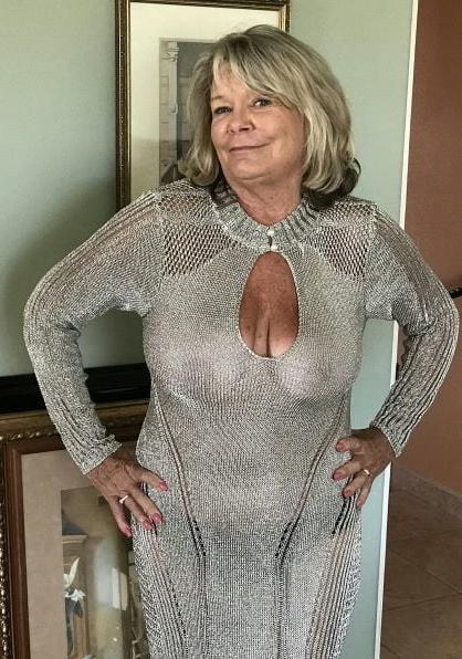 19P Mature ladies braless cleavage pokies 117