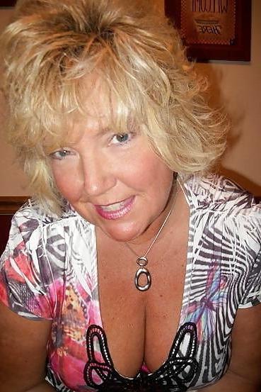 25P Deep Cleavage 01