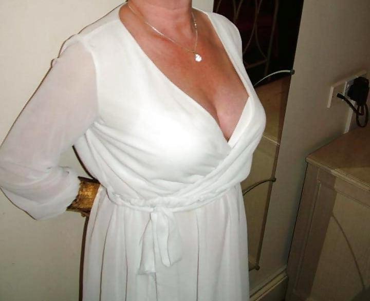 25P Deep Cleavage 01