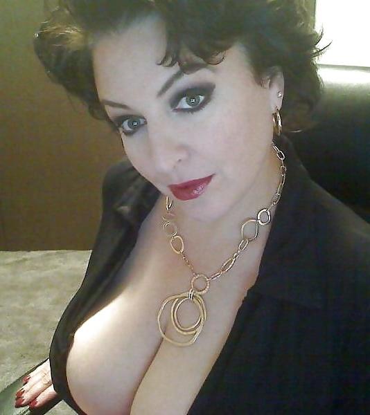 25P Deep Cleavage 01