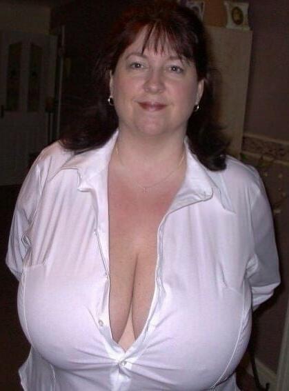 20P Mature ladies braless cleavage pokies 113