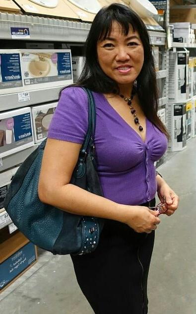 20P Mature ladies braless cleavage pokies 113