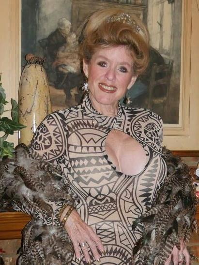 20P Mature ladies braless cleavage pokies 113