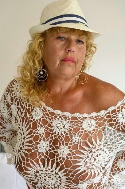 20P Mature ladies braless cleavage pokies 113