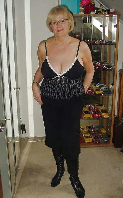 20P Mature ladies braless cleavage pokies 113