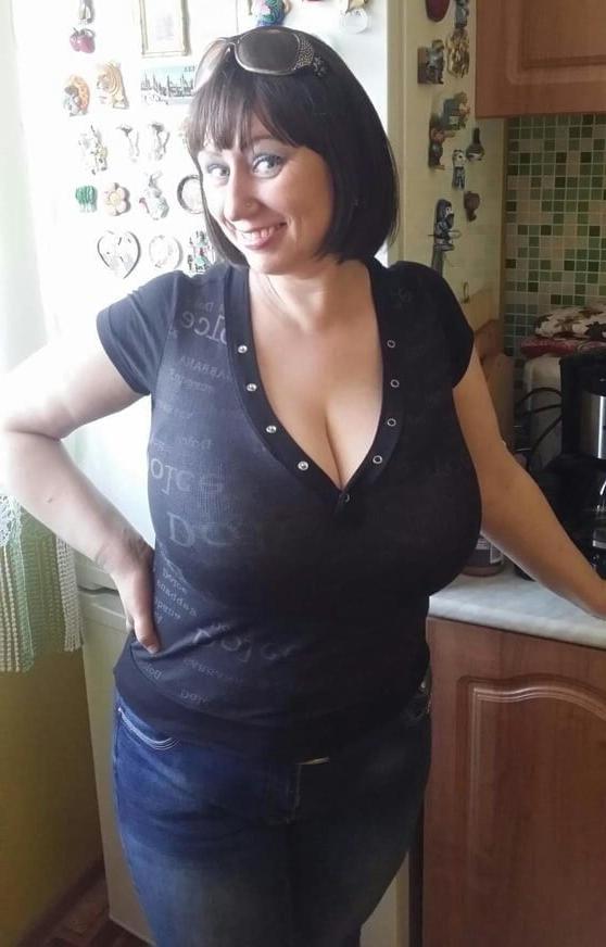 20P Mature ladies braless cleavage pokies 113