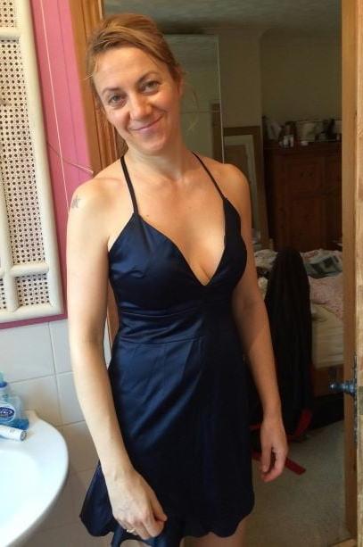 20P Mature ladies braless cleavage pokies 113