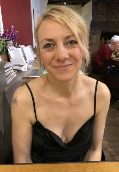 20P Mature ladies braless cleavage pokies 114