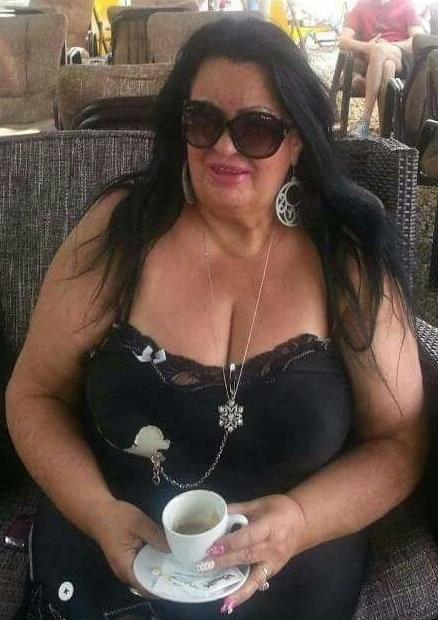 20P Mature ladies braless cleavage pokies 114
