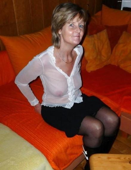20P Mature ladies braless cleavage pokies 114