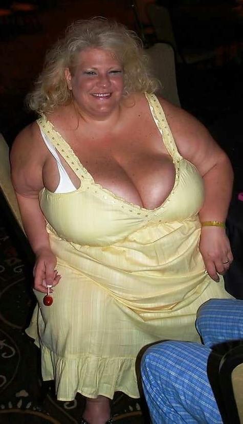 20P Mature ladies braless cleavage pokies 114