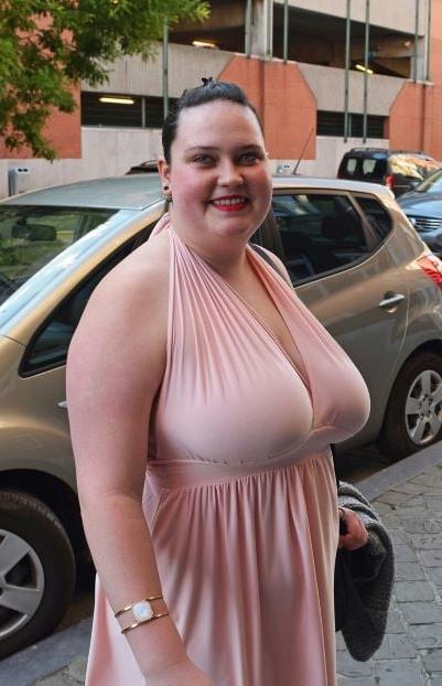 20P Mature ladies braless cleavage pokies 112