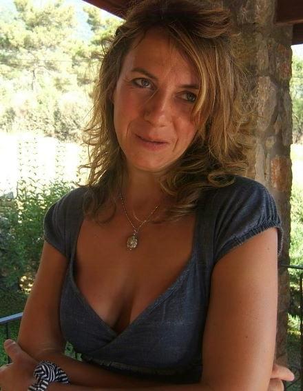 20P Mature ladies braless cleavage pokies 112