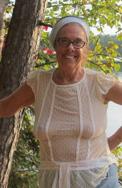 20P Mature ladies braless cleavage pokies 112