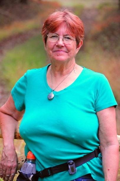20P Mature ladies braless cleavage pokies 112