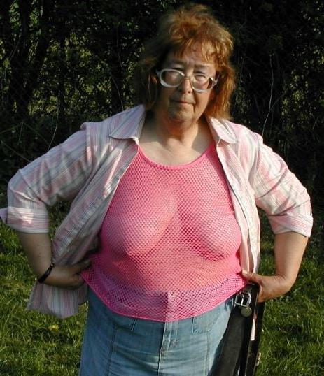 20P Mature ladies braless cleavage pokies 112