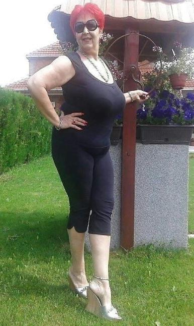 20P Mature ladies braless cleavage pokies 112