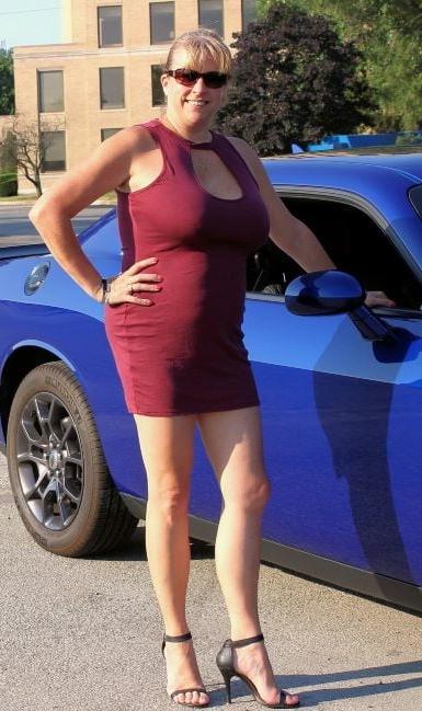 20P Mature ladies braless cleavage pokies 112