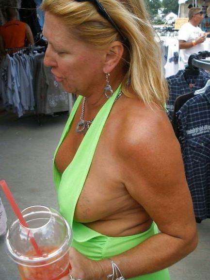 20P Mature ladies braless cleavage pokies 112