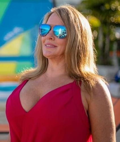 20P Mature ladies braless cleavage pokies 112