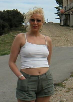 20P Mature ladies braless cleavage pokies 112