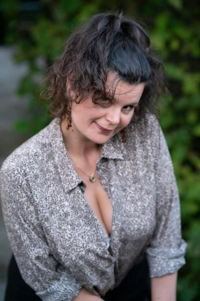 20P Mature ladies braless cleavage pokies 112