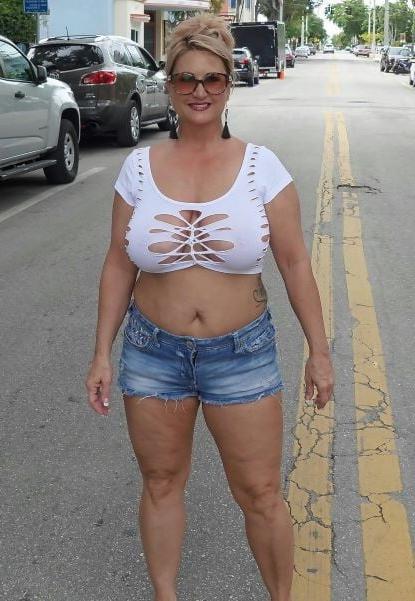 20P Mature ladies braless cleavage pokies 112