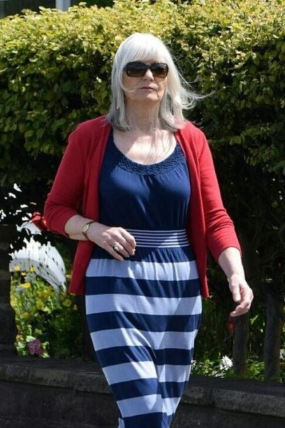 20P Mature ladies braless cleavage pokies 112