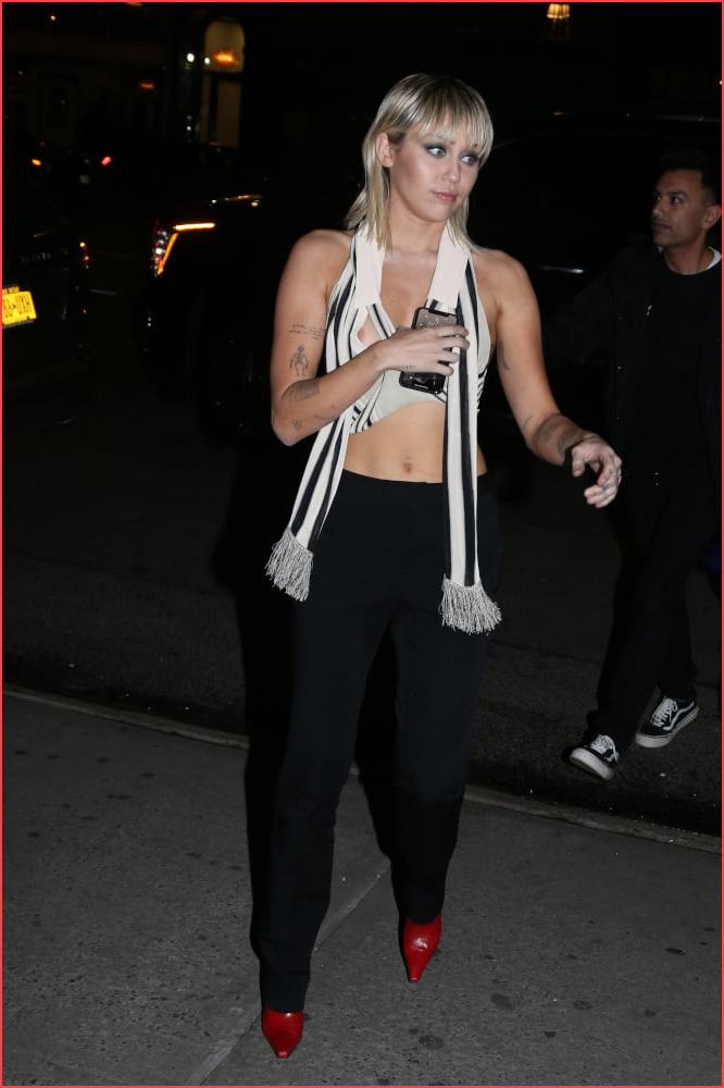 24P Miley Cyrus Nip Slip 02-12-2020