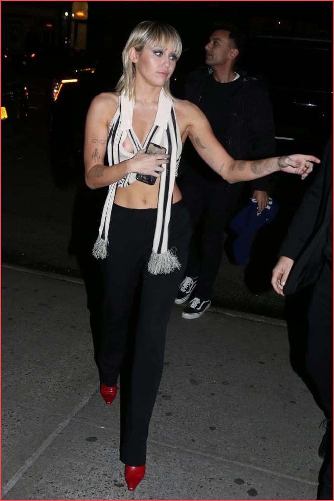 24P Miley Cyrus Nip Slip 02-12-2020