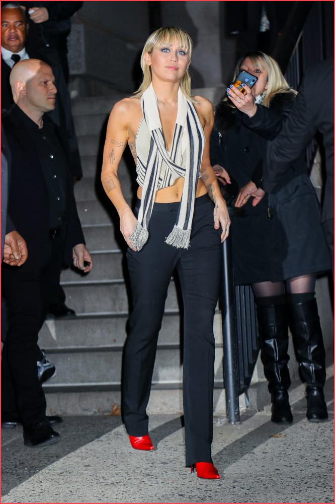 24P Miley Cyrus Nip Slip 02-12-2020