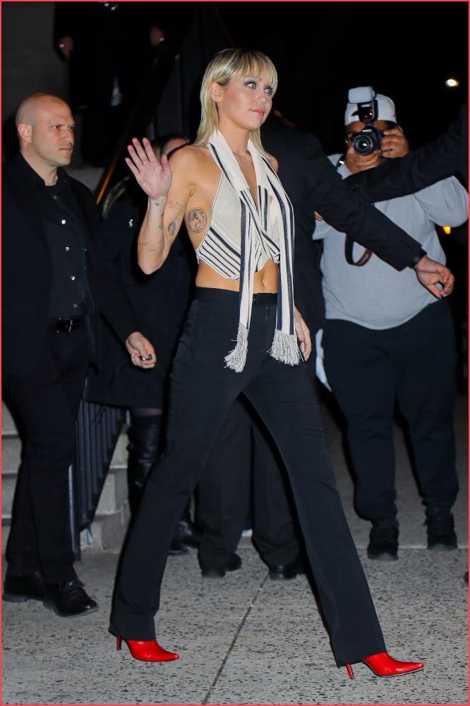 24P Miley Cyrus Nip Slip 02-12-2020