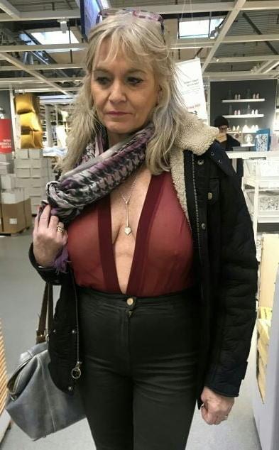 20P Mature ladies braless cleavage pokies 110