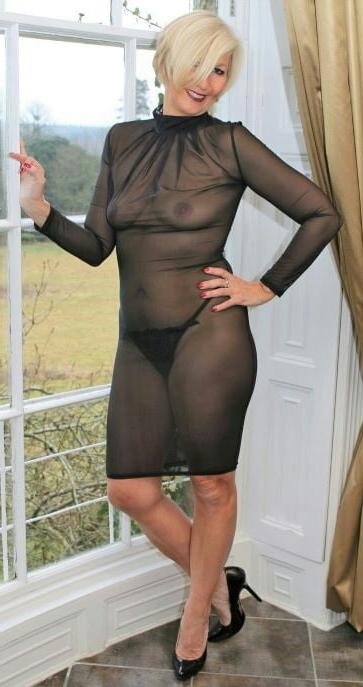 20P Mature ladies braless cleavage pokies 110