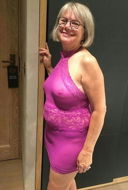 20P Mature ladies braless cleavage pokies 110