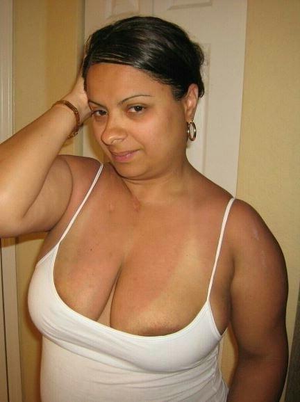 20P Mature ladies braless cleavage pokies 110